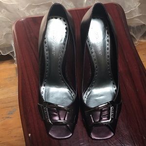 EUC BCBGirls Plum Open Toe Heel Pump sz 9